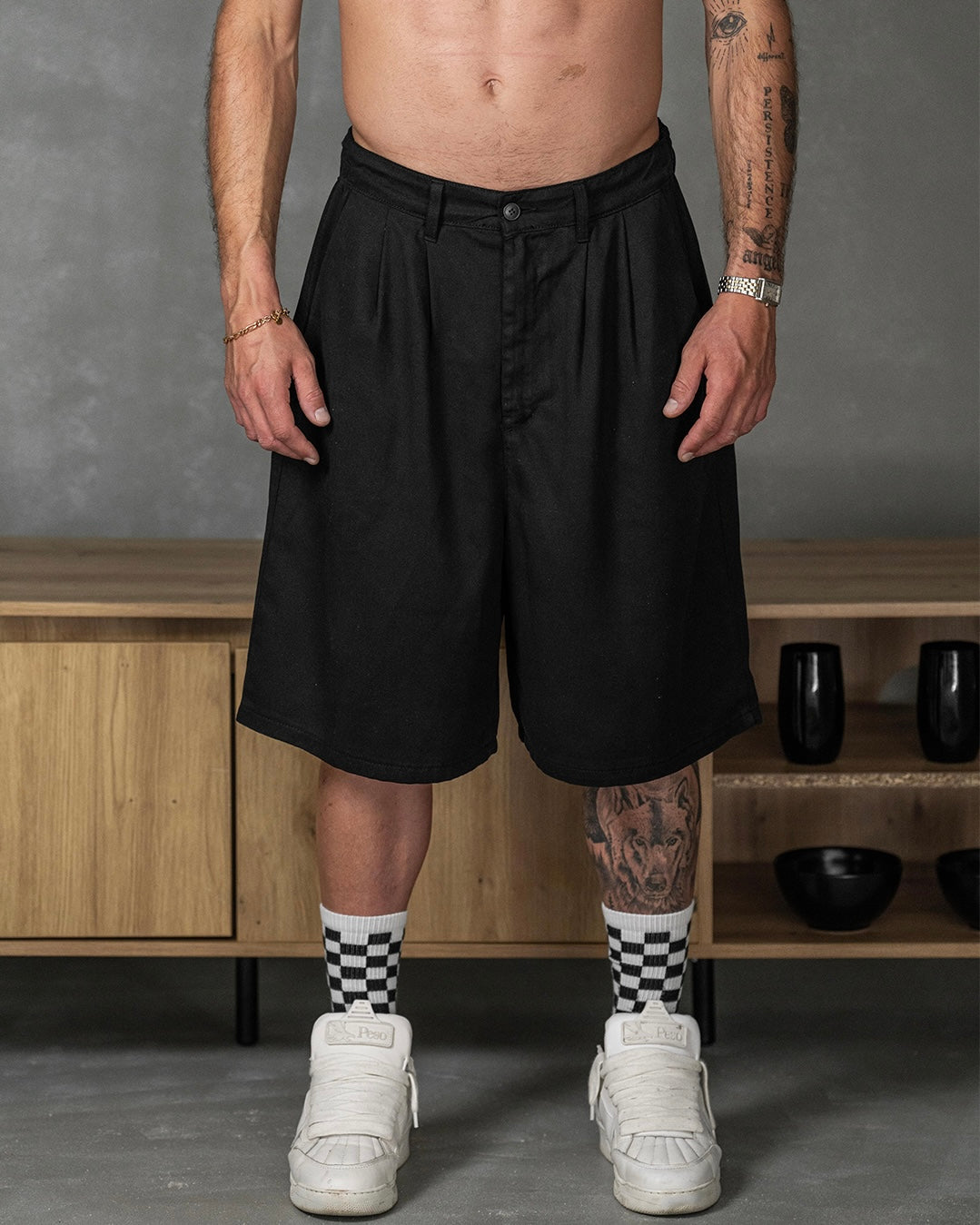 WIDE DOUBLE PLEATED SHORTS BLACK